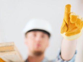 Homme avec des gants de protection