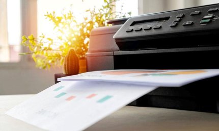 Printpapier rolt uit een printer