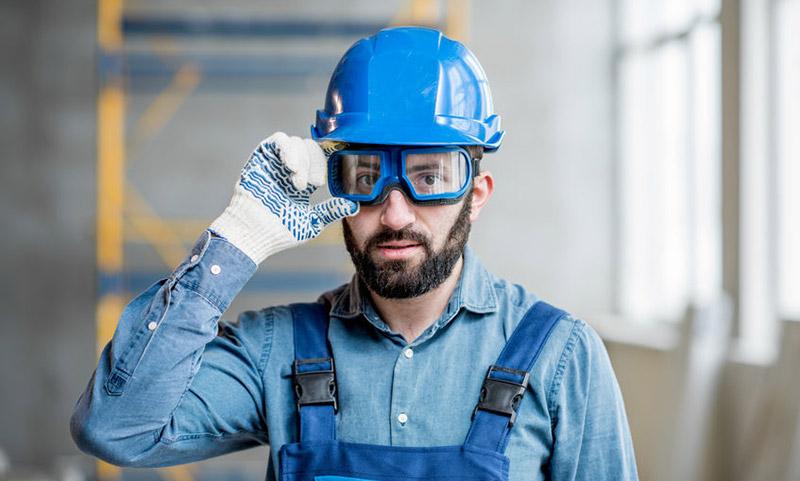 L'homme porte un casque de sécurité